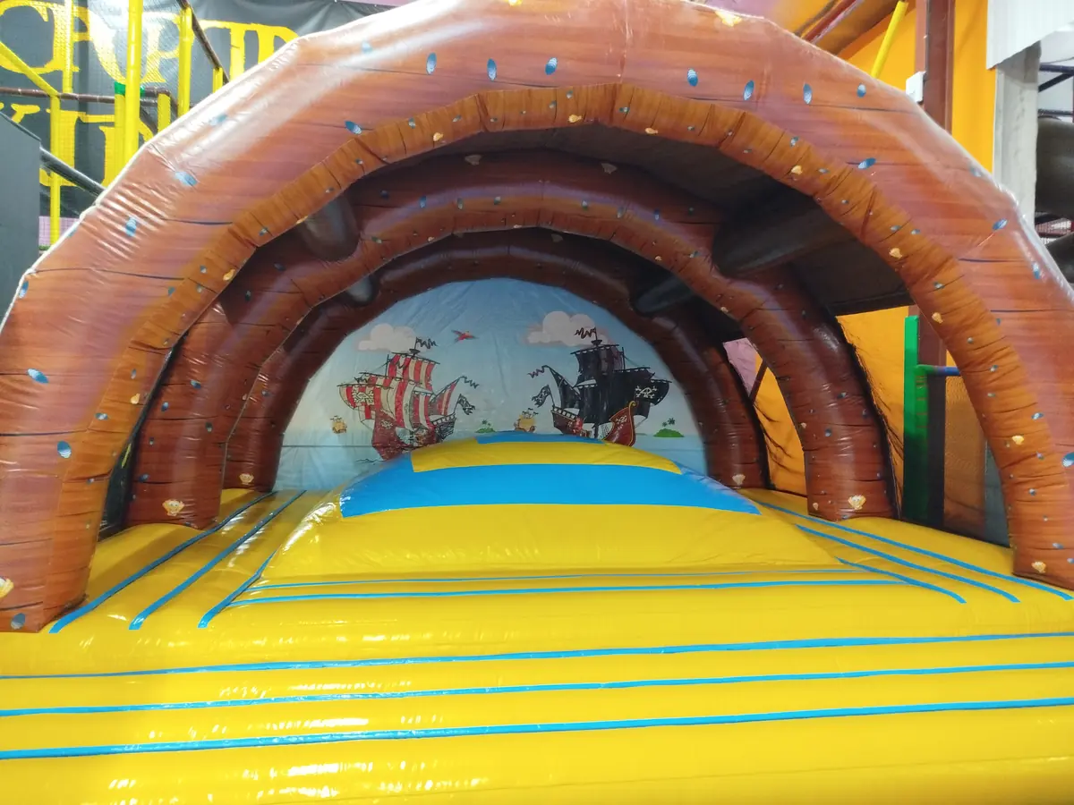L’entrée de la grotte des pirates et sa fresque de navires
