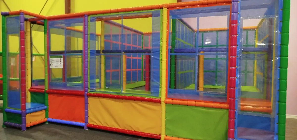 Le labyrinthe multicolore et ses parois transparentes