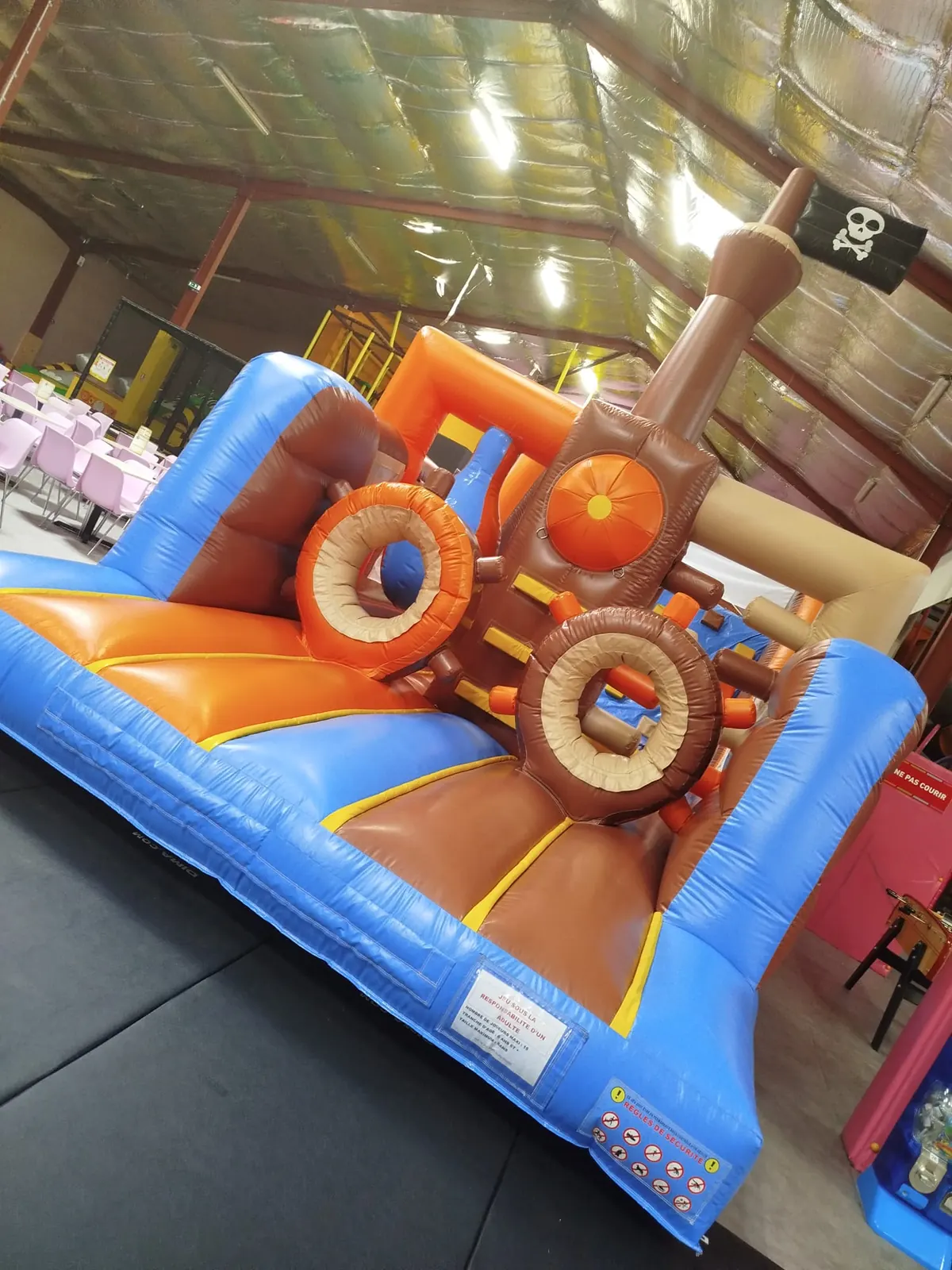 Parcours gonflable aux couleurs de pirates