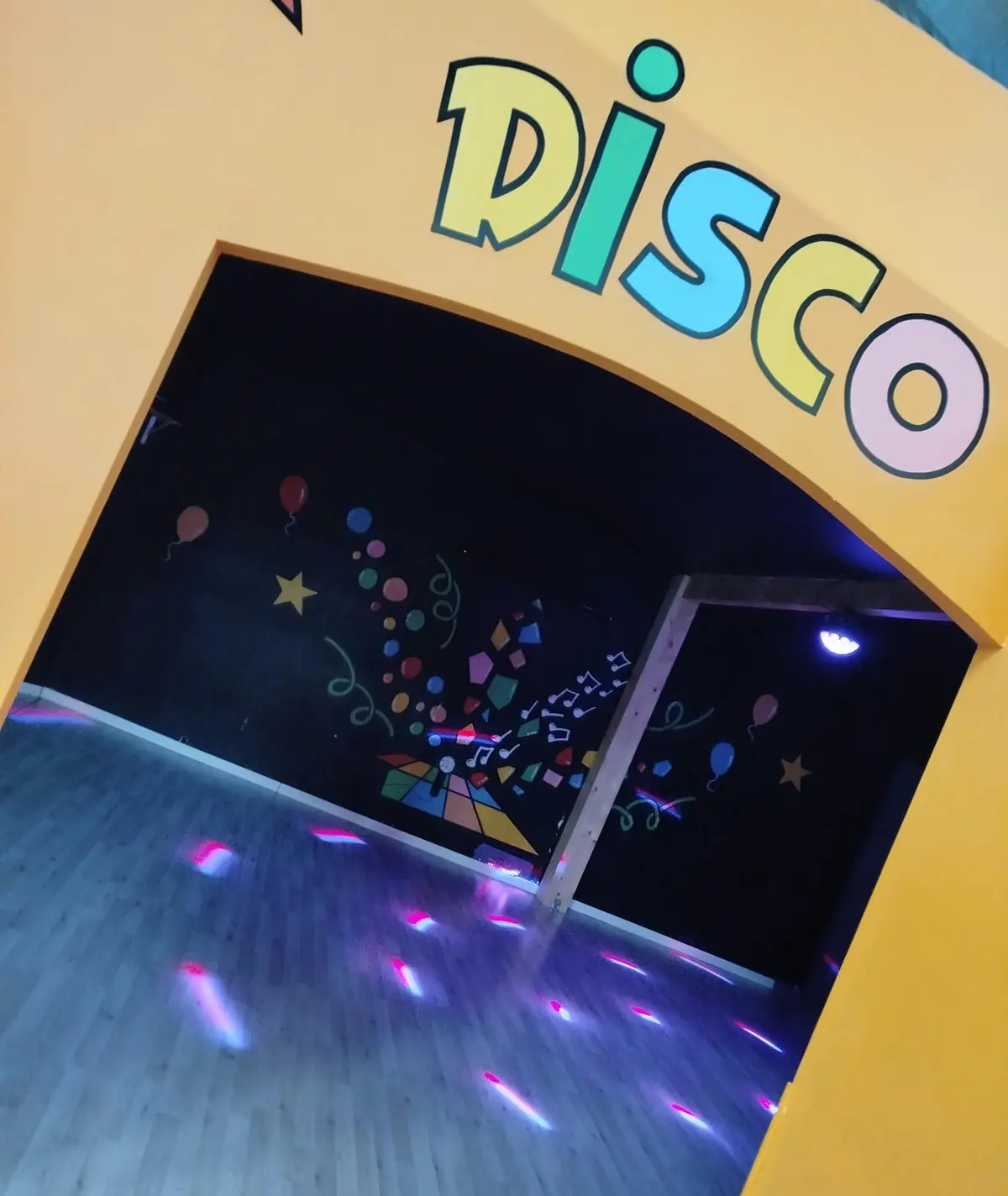 L’entrée de la salle de disco et ses jeux de lumière