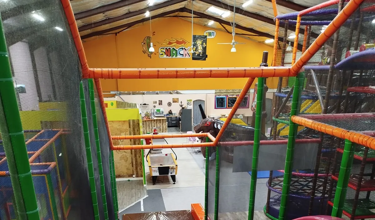 Le comptoir du snack et ses tables, vus depuis le haut du grand toboggan