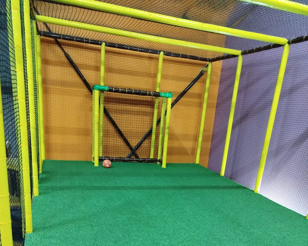 Le terrain multisports et sa cage de but