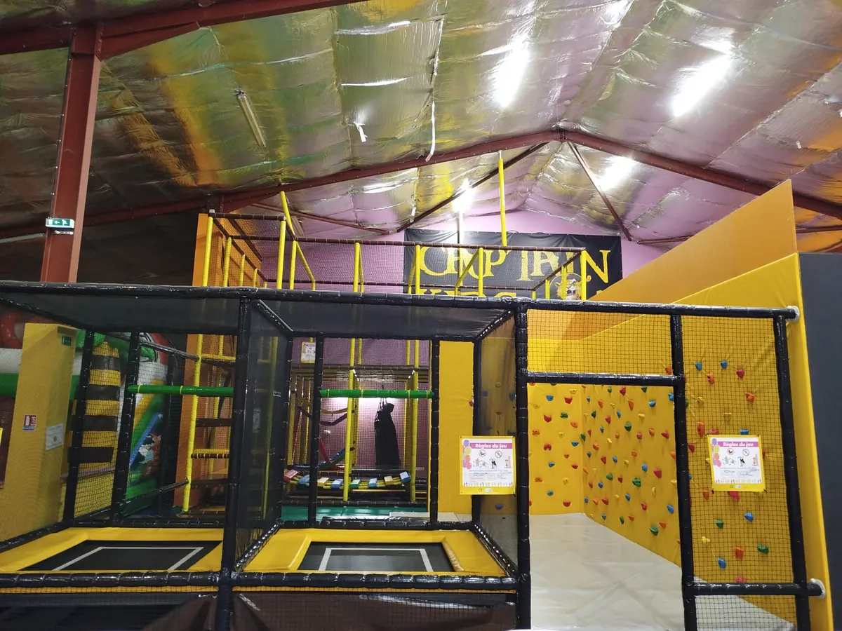 Trampolines et mur d'escalade