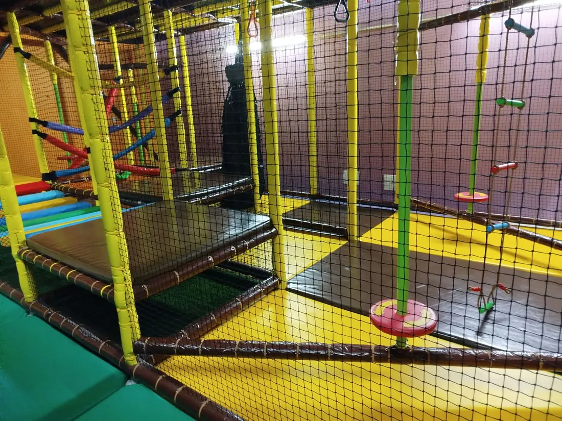 Les trampolines alignés sous les filets, avec leurs agrès