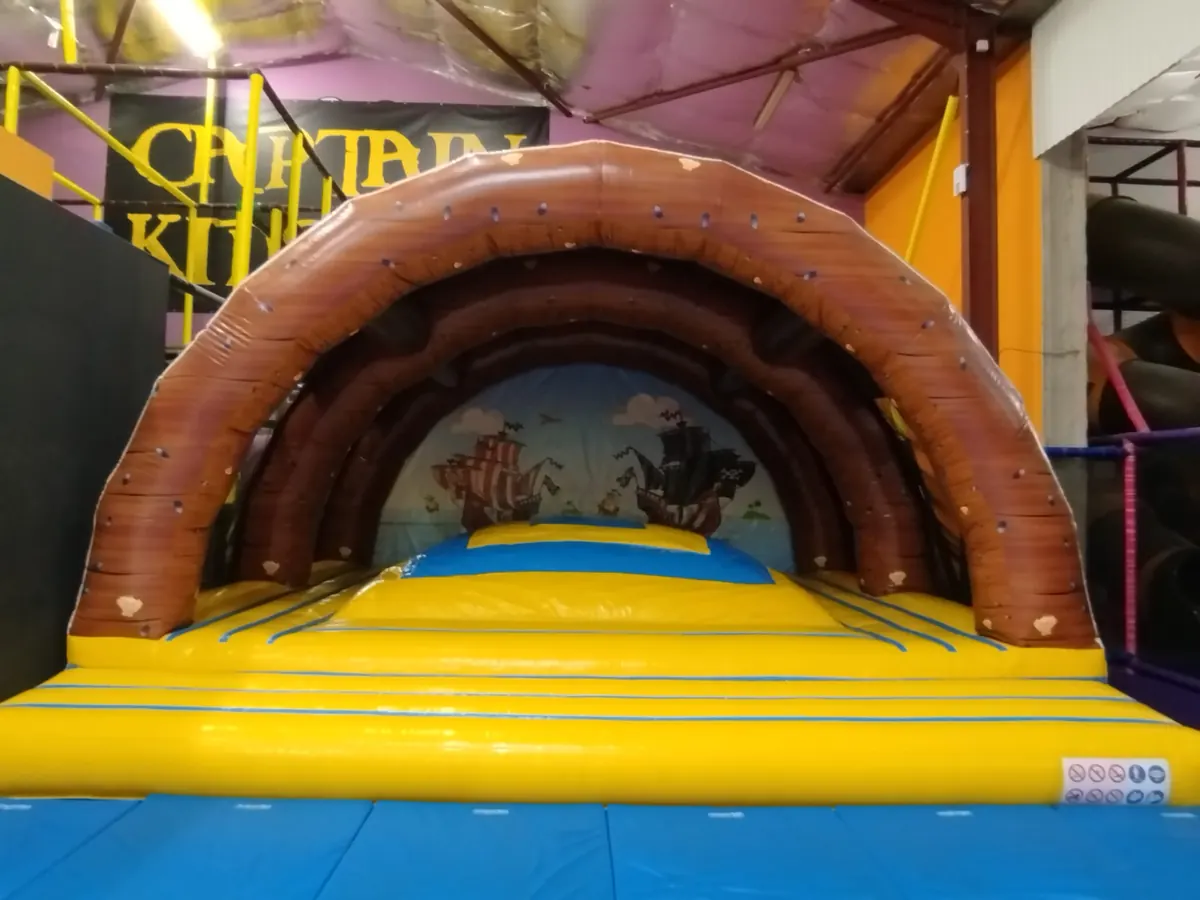 Parcours gonflable en forme de tunnel